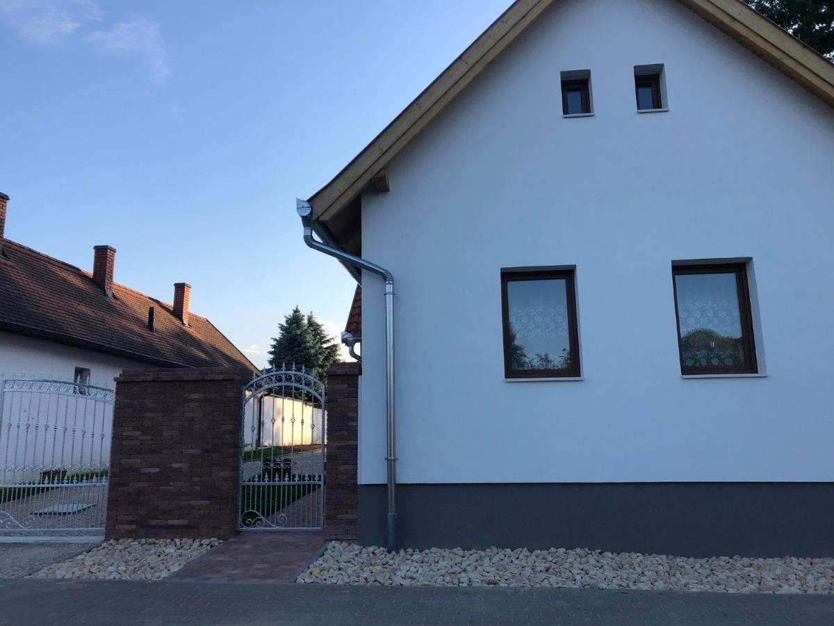Fazekas Vendeghaz Hotel Balatonkeresztur Exterior photo